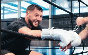 Кона Вокер: "Ми з Еггінгтоном друзі, але в рингу відірвемо один одному голови"