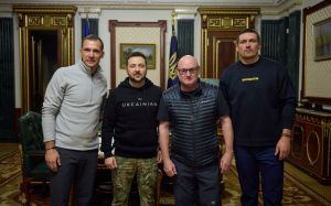 Олександр Усик зустрівся із Зеленським, щоб допомогти українським лікарям