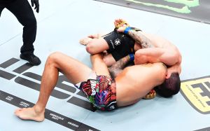 Дастін Пор'є доставив проблеми, але програв Ісламу Махачеву на UFC 302