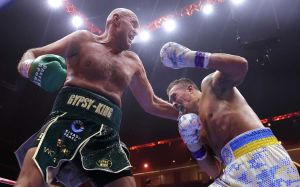 Олександр Усик пояснив, чому не намагався нокаутувати Ф'юрі