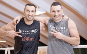 "Було так прикро": Володимир Кличко розповів, як рідний брат відправляв його на пенсію