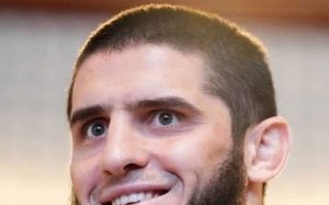 Махачев обурився суддівським рішенням у бою Віри з Сандхагеном. Йому пригадали перемогу над Волкановскі