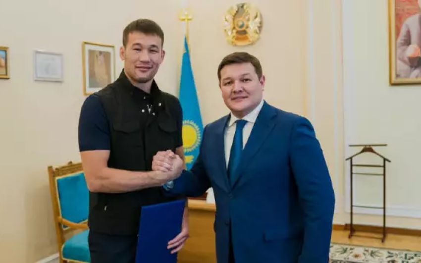 Міністр культури і спорту Казахстану обіцяє бійцю UFC фінансування