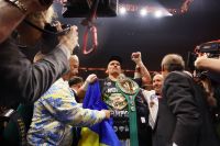 Олександр Усик привітав фанатів із Новим роком