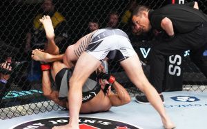 Яір Родрігес яскраво переміг Джоша Емметта, завоювавши цим титул UFC у напівлегкій вазі