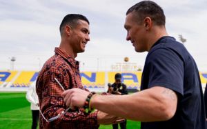 Олександр Усик зустрівся з Кріштіану Роналду в Саудівській Аравії: "Радий знову бачити тебе, чемпіоне!"