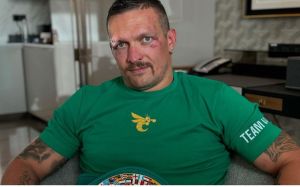 Олександр Усик зізнався, що після бою з Ф'юрі мама просила його завершити кар'єру