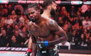 Роман Долідзе перемагає Кевіна Холланда, завдяки травмі суперника на UFC 307
