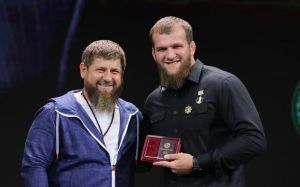 "Убитий Кадировим". Фанати коментують чутки про смерть Еділова