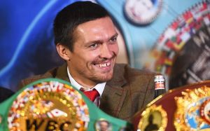 Олександр Усик висловився про хейт: "Це просто шматки бруду, що падають біля мене"