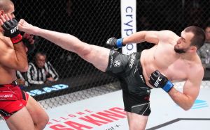 Муслім Саліхов достроково зупинив Фіальо на UFC Fight Night 215