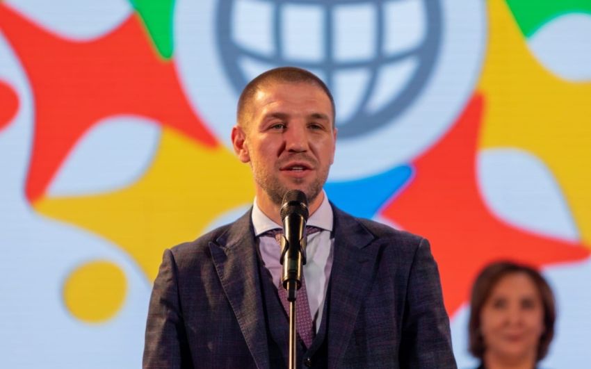 "Пасажира акуратно винесли із зони польоту і посадили в крісло": ЗМІ - про пригоди Дмитра Пирога в аеропорту