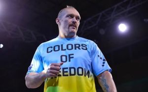 На тлі хреста та ікони: Усик привітав фанатів із Вербною неділею