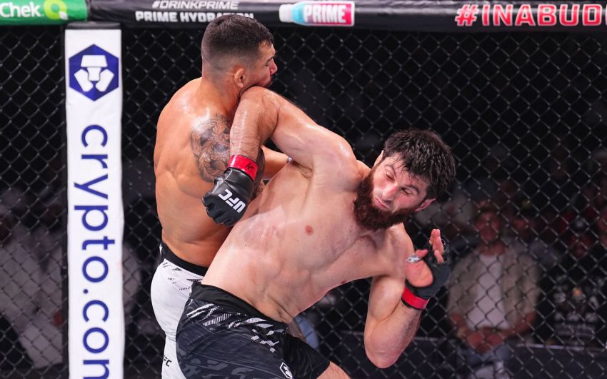 Магомед Анкалаєв перемагає Олександра Ракича на UFC 308