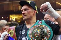 Усик показав розбиті кулаки через кілька днів після бою з Ф'юрі: фото