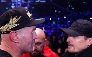 Олександр Усик пішов з інтерв'ю після прохання залишити послання Ф'юрі: відео